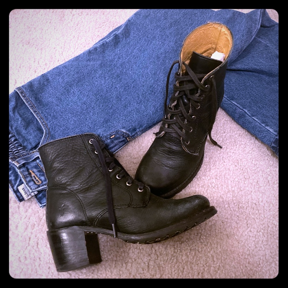 SOLD Frye Sabrina distressed black boots size 7 🌼